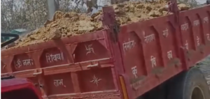 मिट्टी लदी ट्रैक्टर ट्राली 